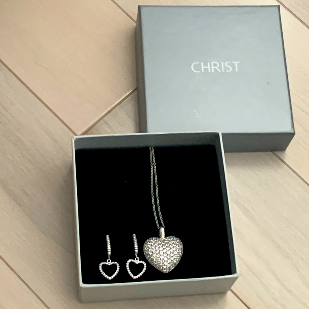 Matching heart necklace and earring set!